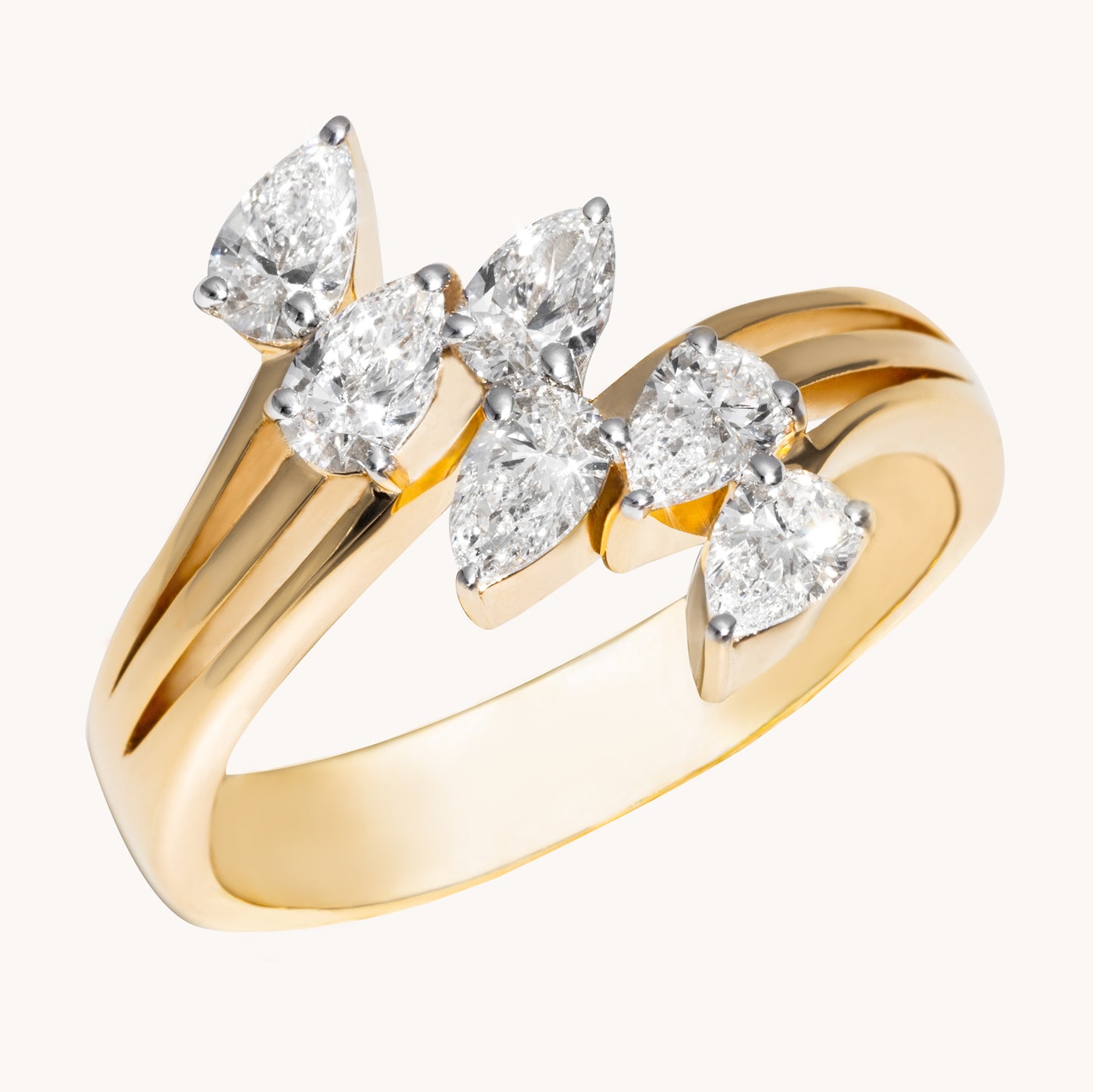 Der Ring ist mit 6 Lab Grown Diamanten in Tropfenform versehen und er ist aus vergoldetem Argento Palladio - Sterling Silber.