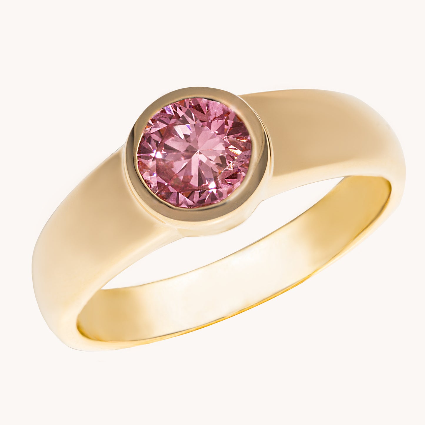 Der Solitär-Ring ist mit einem Lab Grown Pink Diamanten im Brillantschliff versehen. Er ist aus vergoldetem Argento Palladio.