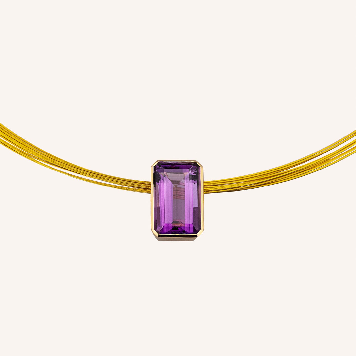 Amethyst Anhänger im Baguette-Schliff an vergoldeter Wire-Kette