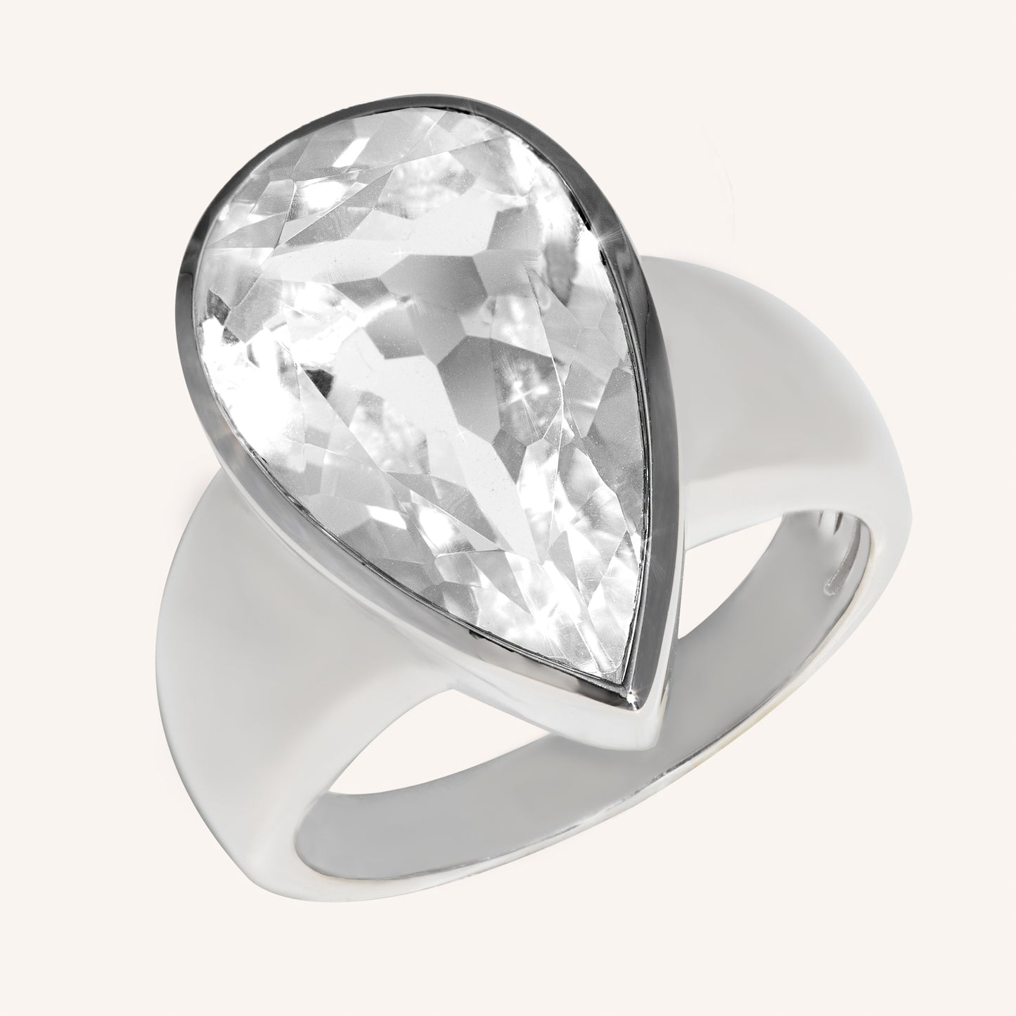 Bergkristall Ring aus rhodiniertem Silber 925. Der Edelstein ist in einer prachtvollen Tropfenform geschliffen.