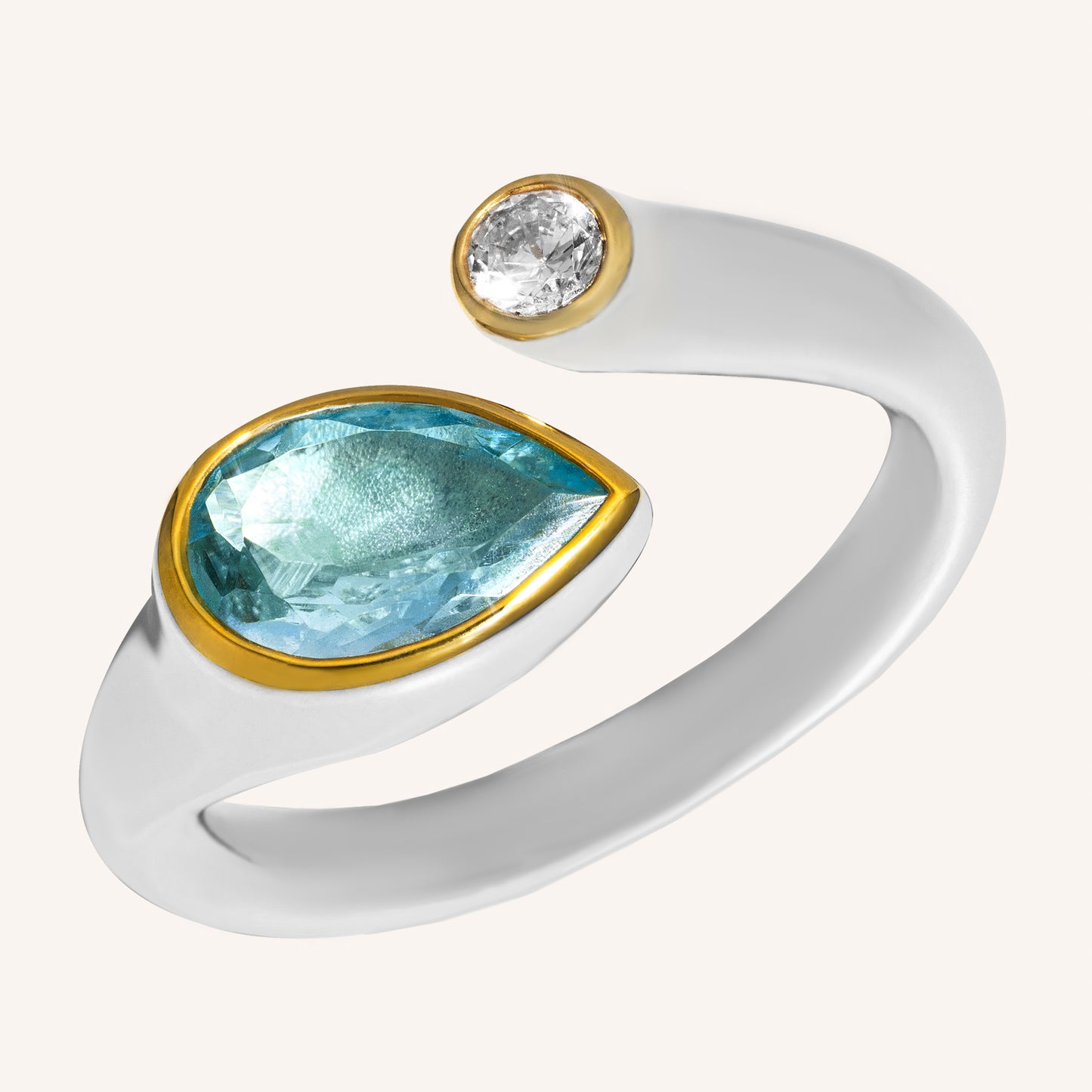 Ring mit Blautopas in Sky Blue und pinkem Zirkonia. Die Ringschiene vom Sterling Silber Ring ist vergoldet und der Ring ist rhodiniert