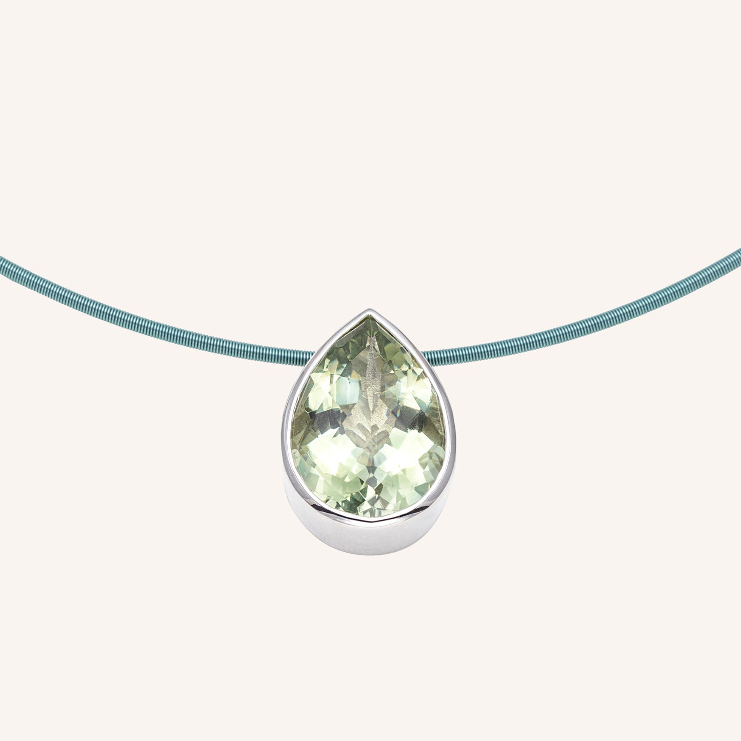 Ein funkelnder Green Amethyst Anhänger in Tropfenform aus Silber 925, rhodiniert. Er ist an einer grünen Wire-Kette befestigt