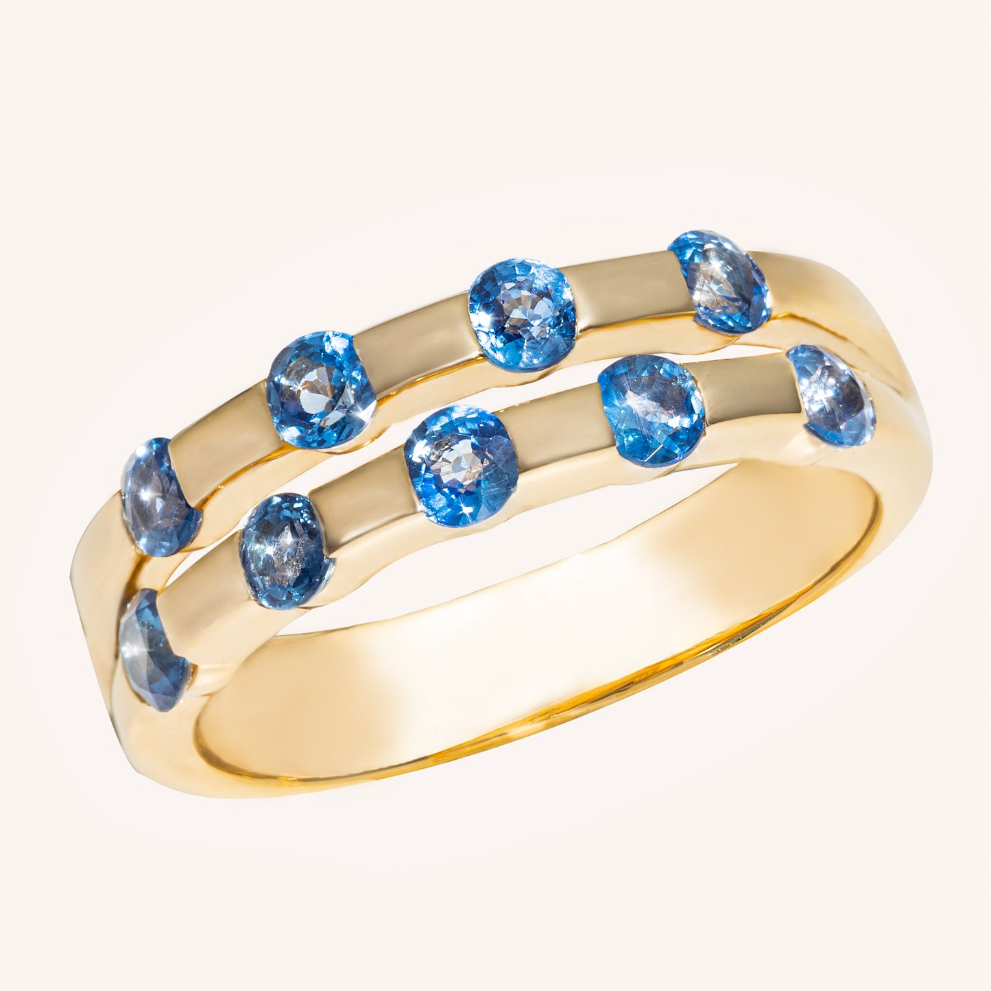 Die 9 tiefblauen Kanchanaburi Saphire sind auf zwei Ringschienen aufgeteilt. Der Ring ist aus Silber 925 und vergoldet.