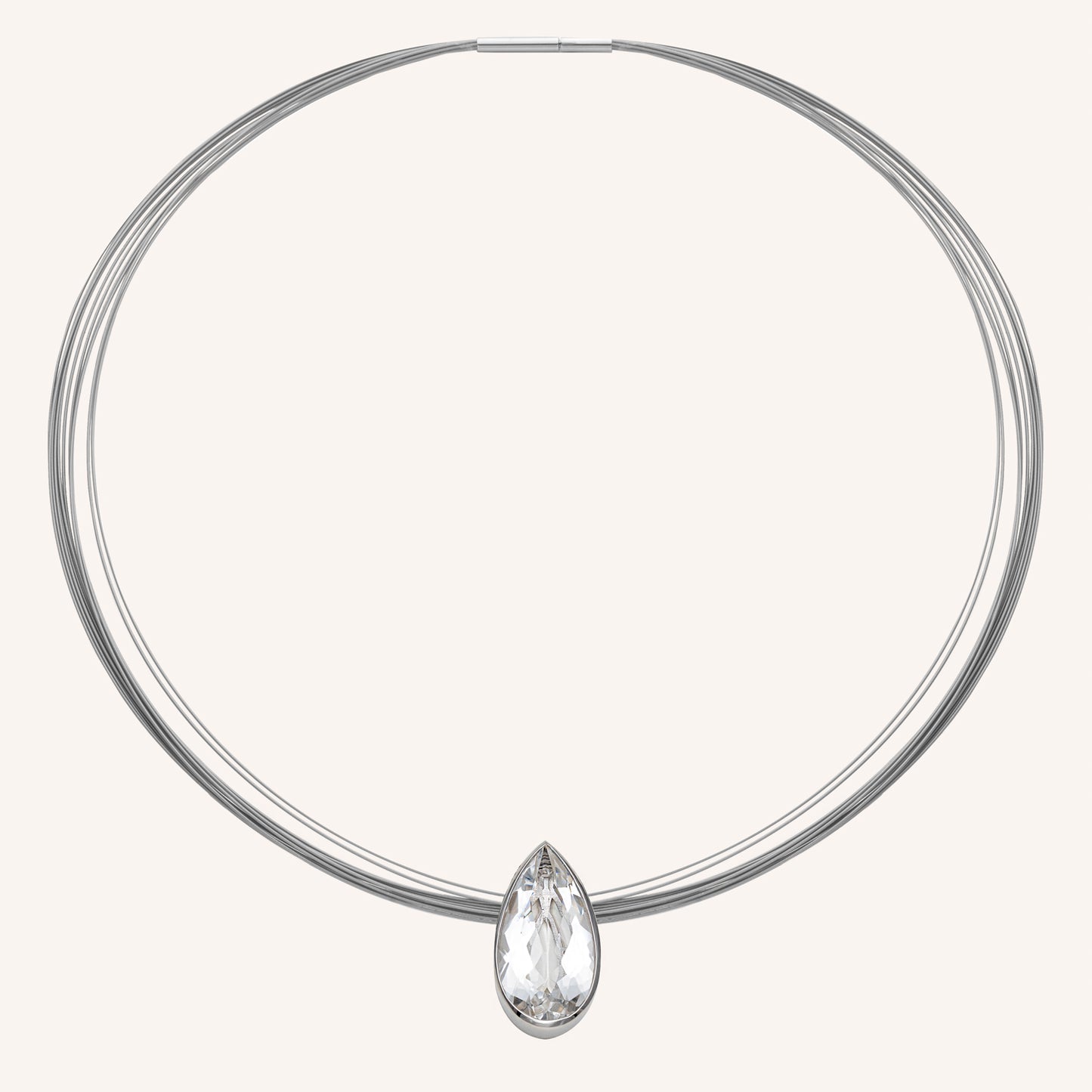 Eine funkelnde Wire-Kette mit Bergkristall im Tropfenschliff, gefasst in rhodiniertem Sterling Silber 925.