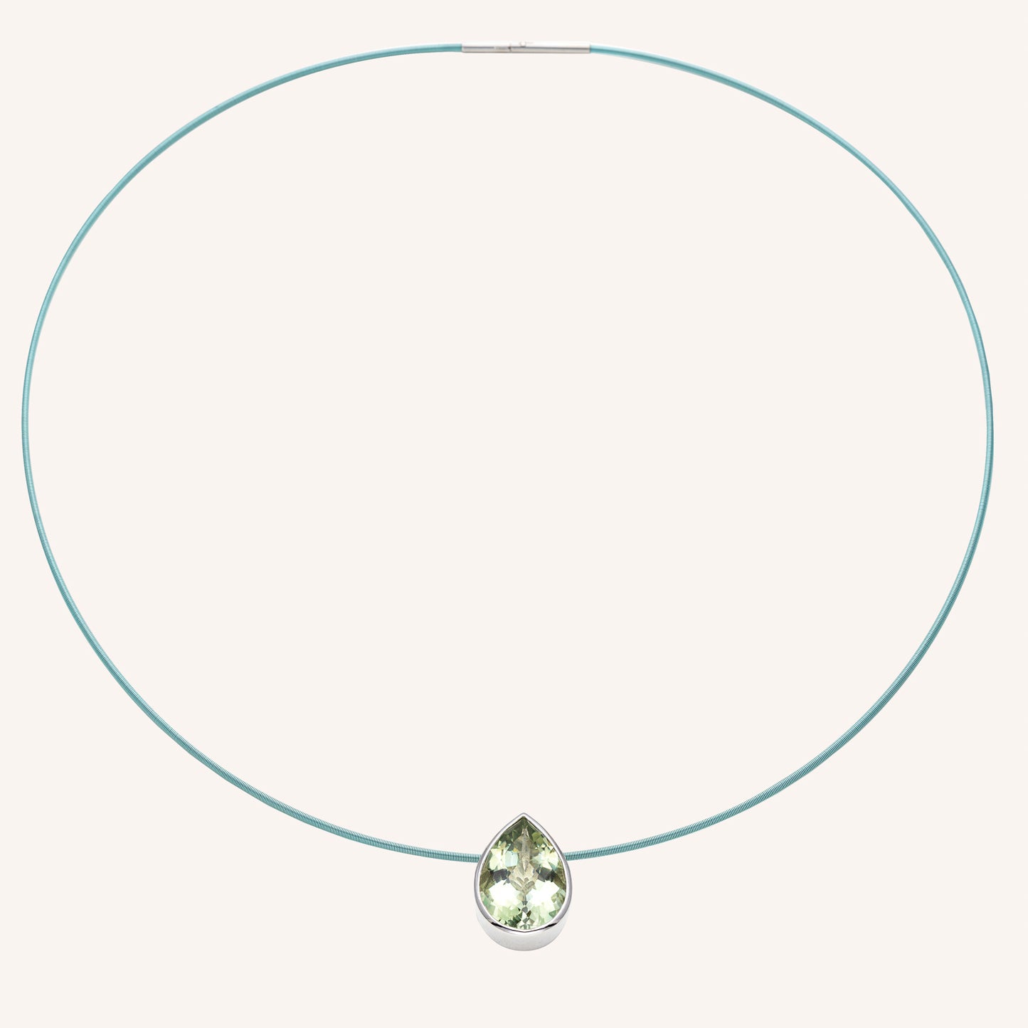 Der Green Amethyst Anhänger ist an einer grünen Wire-Kette befestigt. Der Anhänger ist aus rhodiniertem Silber 925.