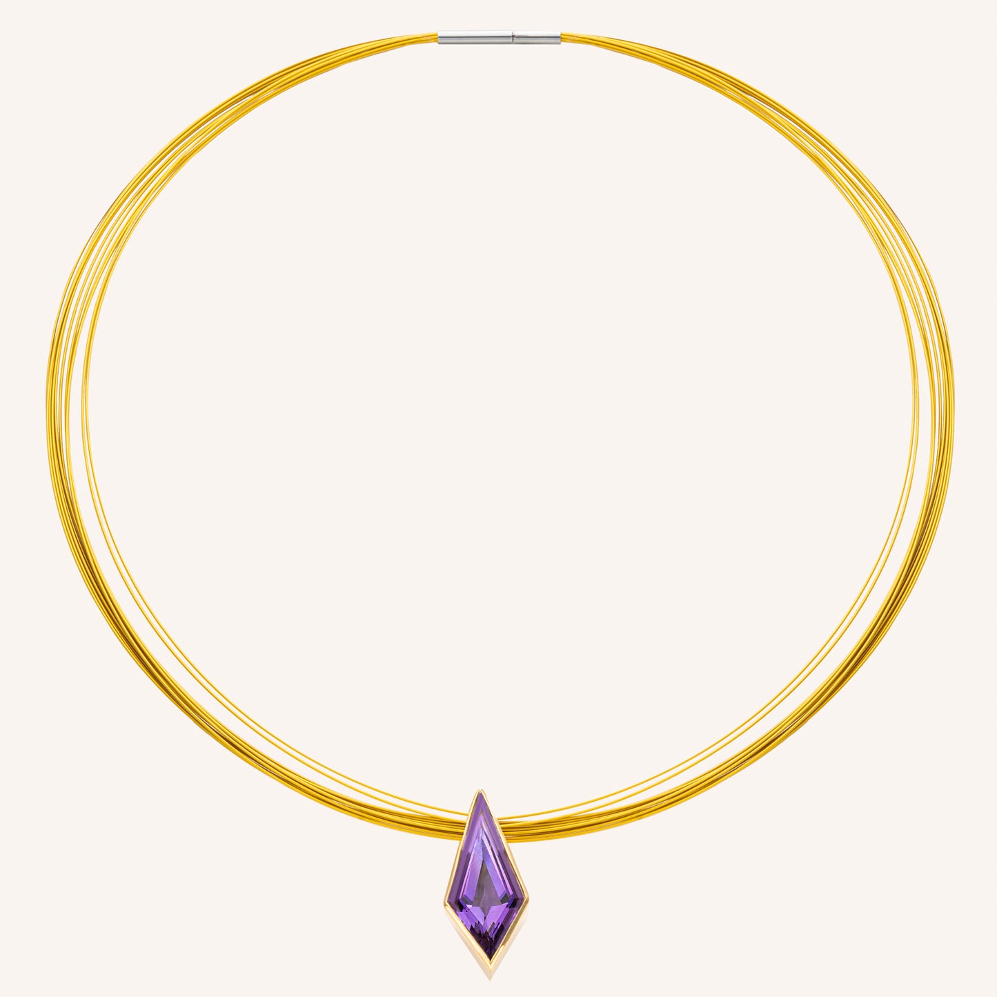 Wire-Kette mit 12 Strängen aus vergoldetem Edelstahl und mit einem funkelnden Amethyst-Anhänger aus vergoldetem Silber 925.