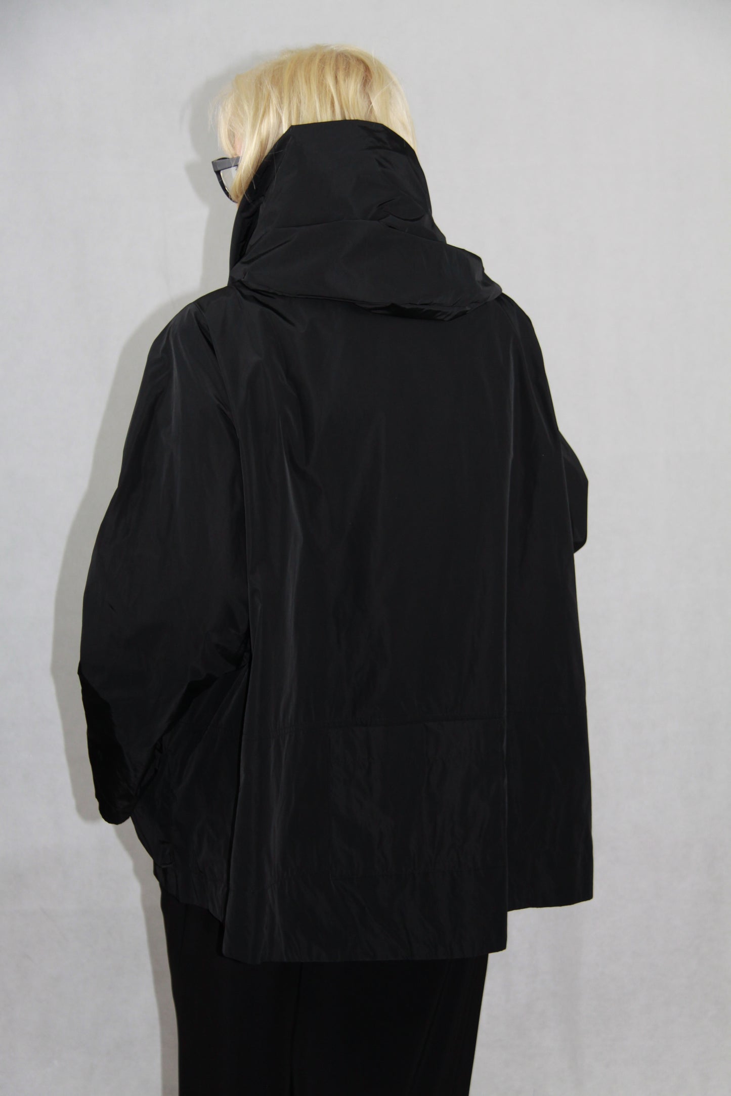 Boutique Jacke mit Kapuzenkrage und Rückentasche von Hopsack