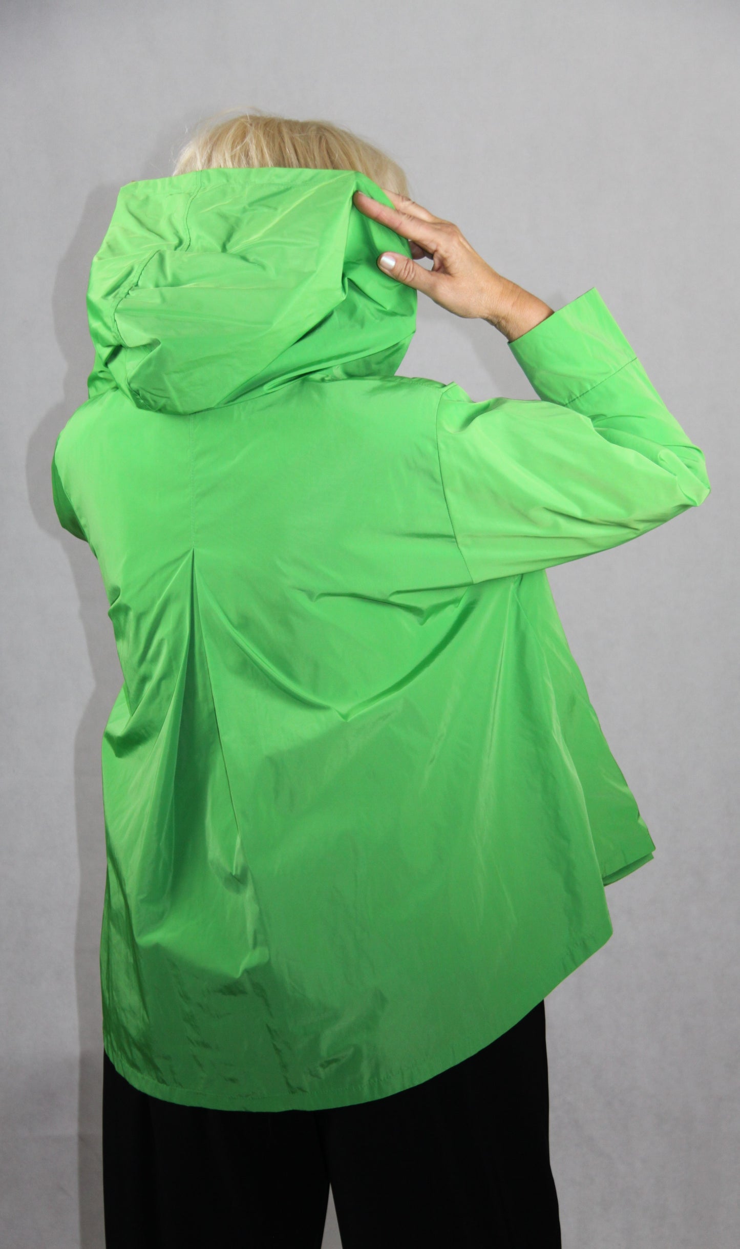 Die Hopsack Jacke in Neongrün hat eine hübsche Kellerfalte und einen A-Linienschnitt