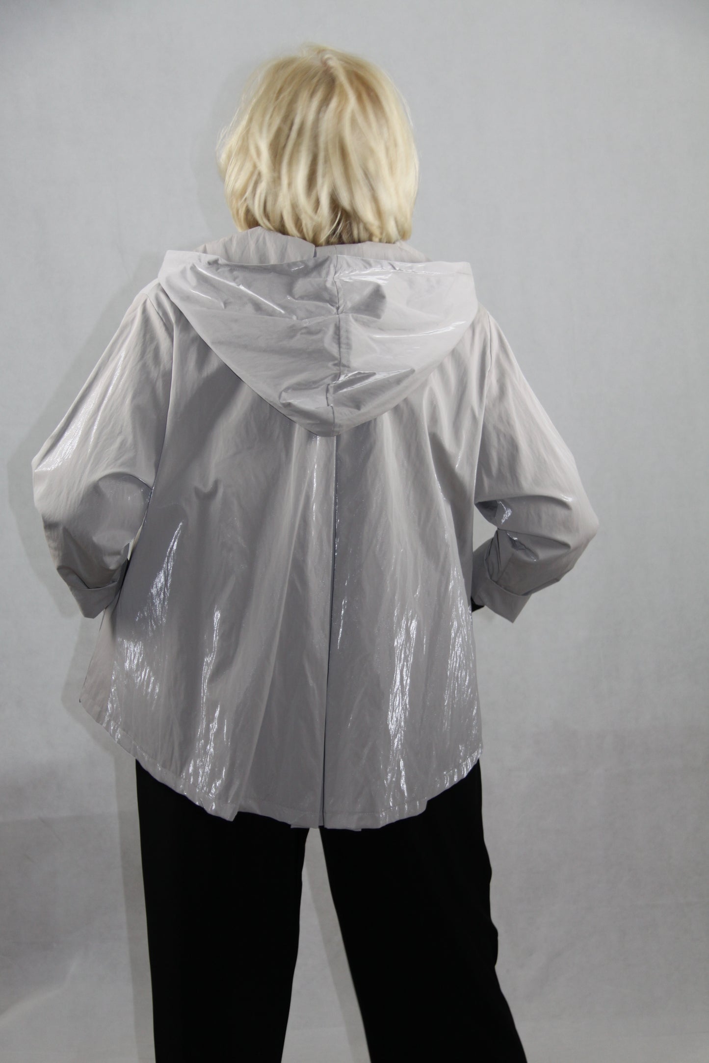 Hopsack Jacke in Taupelight mit Kellerfalte und Kapuze.