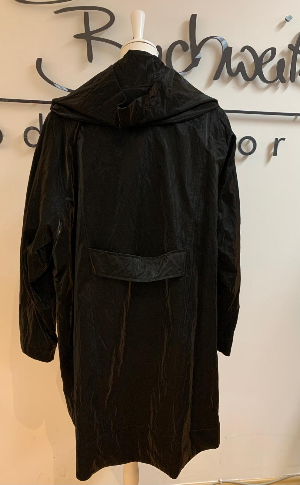 Lackmantel von Hopsack in kurz mit Rückriegel und Kapuzenkragen.