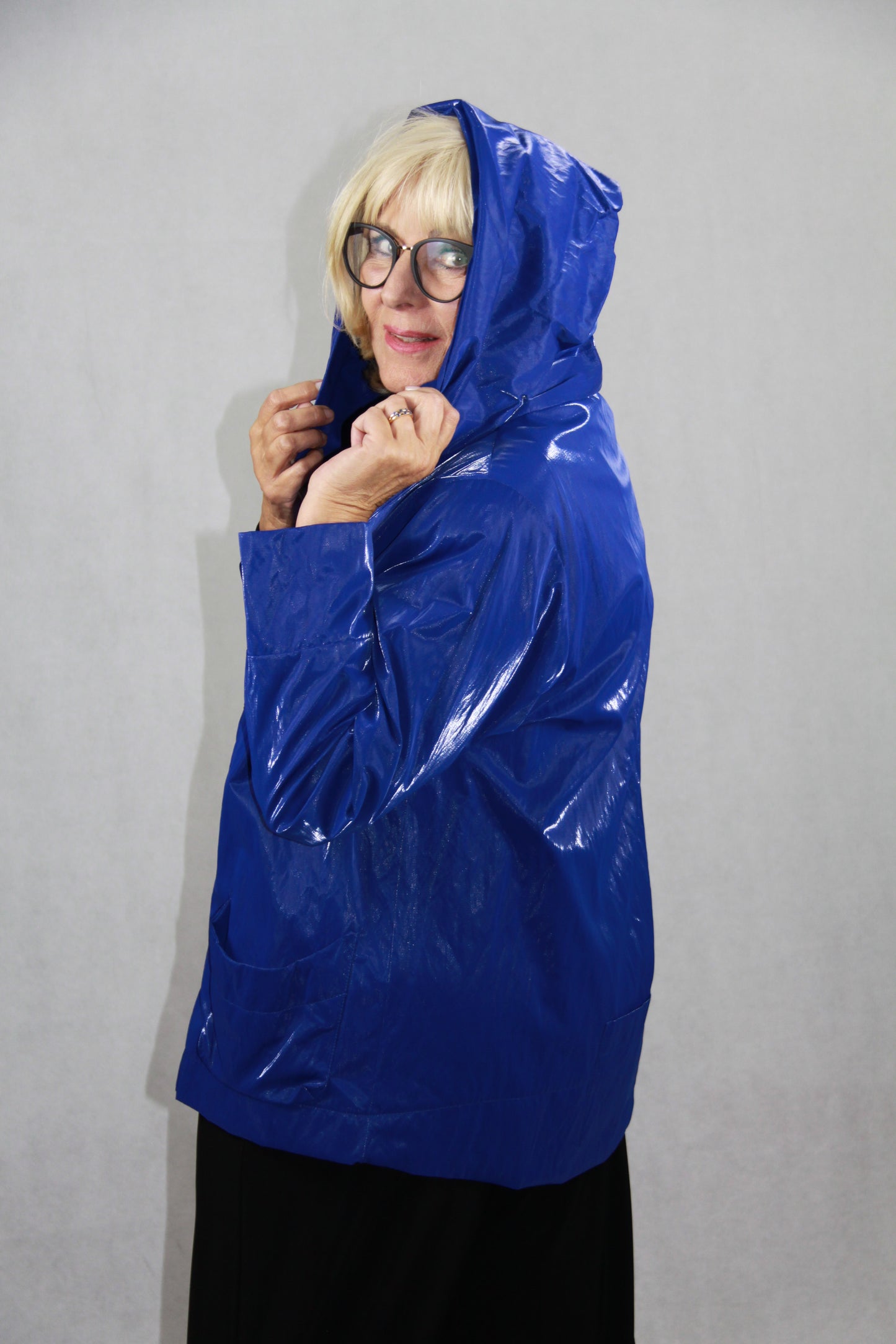 Glänzende Lackjacke in Royalblau mit Kapuze