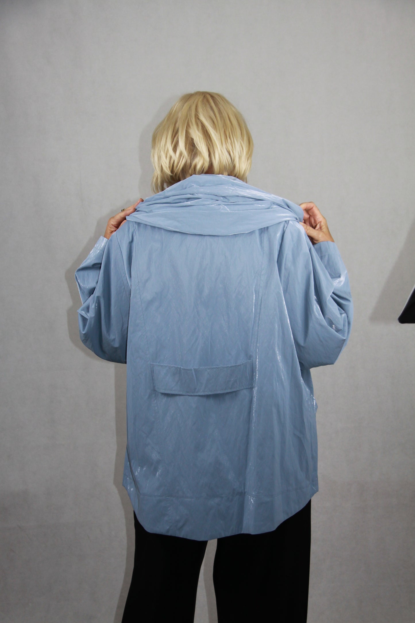 Hopsack Jacke in Jeansblau mit Kapuzenkragen, Glanzoberfläche und Rückriegel