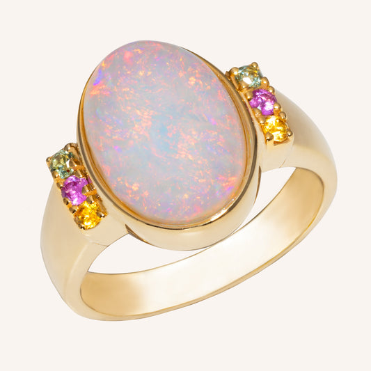 Ein funkelnder Afrikanischer Opal Ring mit seitlich platzierten Saphiren in Pink, Grün und Gelb von Céleste Gem.