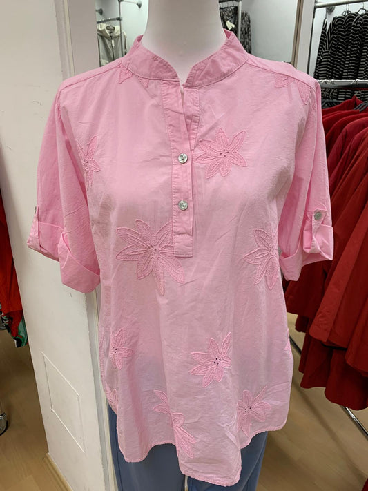 Rosé Shirt mit Blütenstickereien