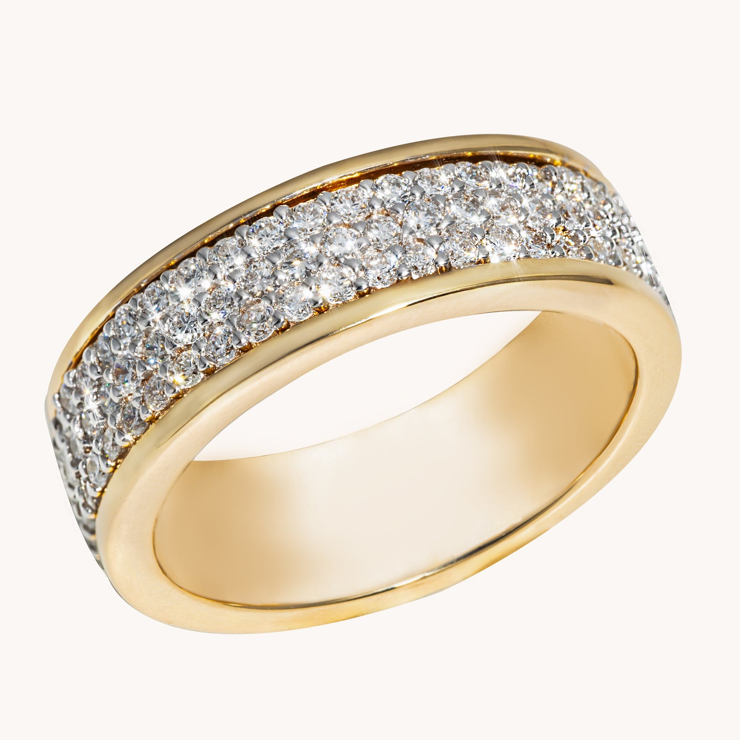 Der Bandring ist mit einer beweglichen Ringschiene aus 47 funkelnden Lab Grown Diamanten gestaltet. 