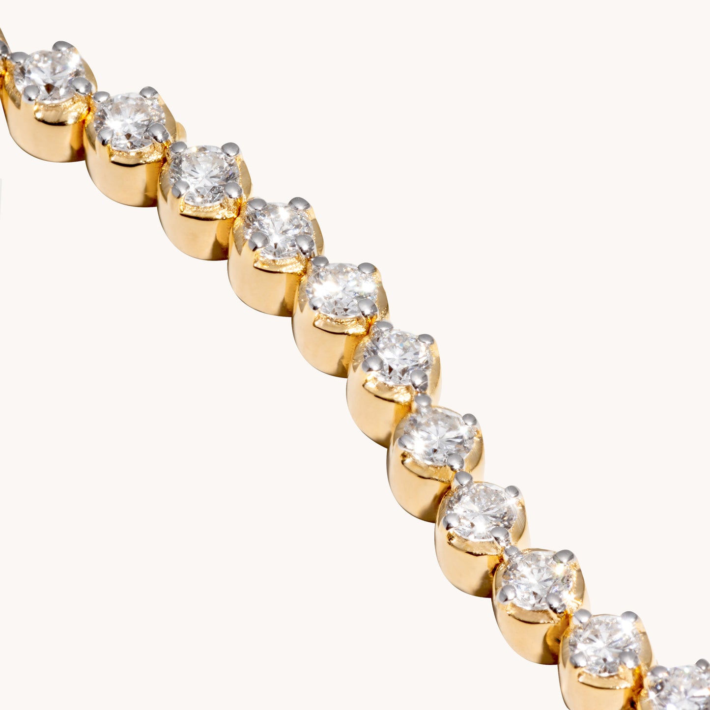 Detailansicht vom Tennisarmband mit 56 LG Diamanten in Krappenfassung