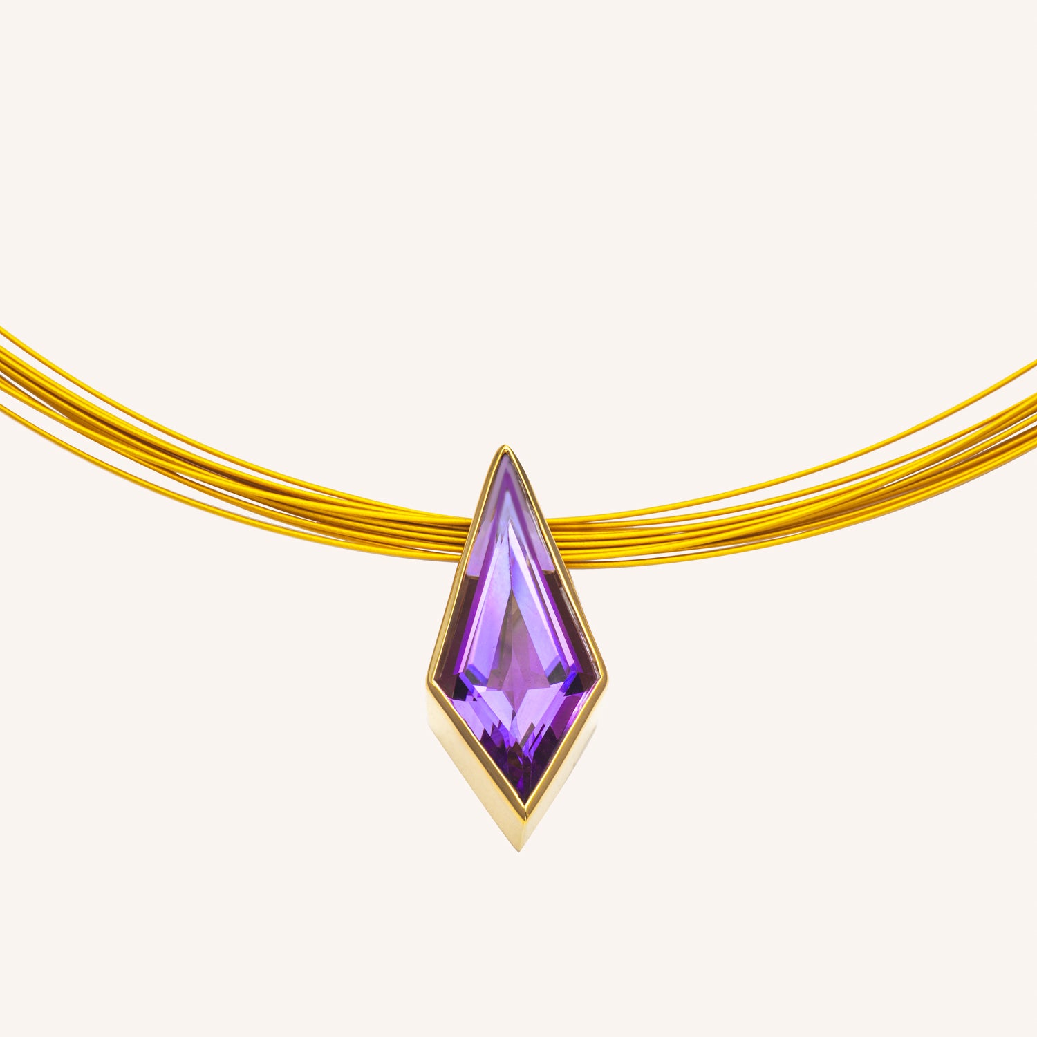 Ein funkelnder Amethyst-Anhänger aus vergoldetem Silber 925. Er ist an einer Wire-Kette aus vergoldetem Edelstahl befestigt.