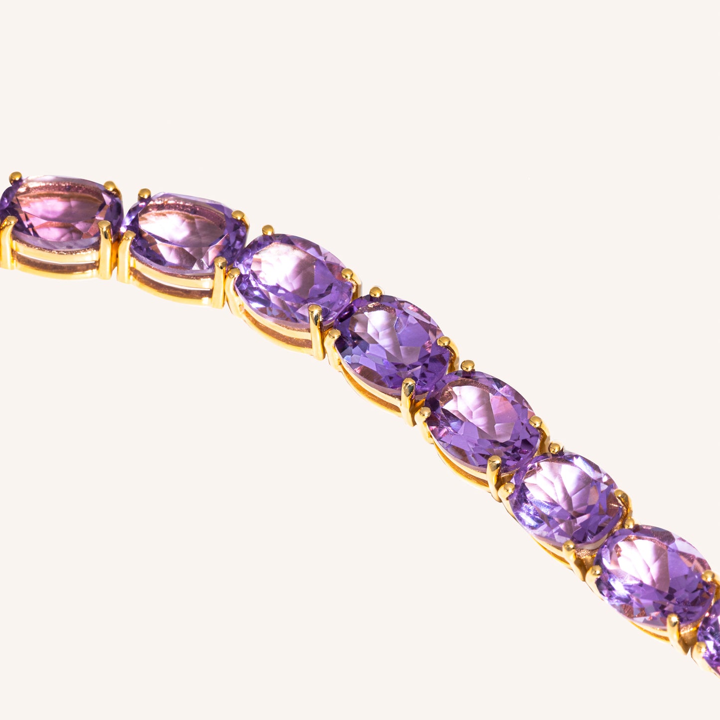 Strahlende Amethyste aus Brasilien, liebevoll gefasst in eine hochwertige Krappenfassung aus vergoldetem Silber 925.