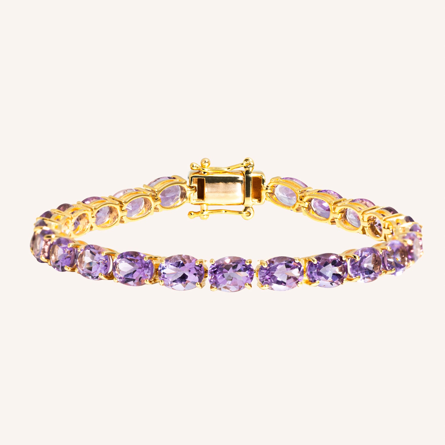 Armband aus vergoldetem Sterling Silber 925 mit Amethysten in kräftigem Lila, gefasst in einer Krappenfassung.