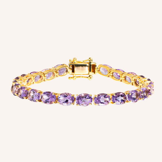 Armband aus vergoldetem Sterling Silber 925 mit Amethysten in kräftigem Lila, gefasst in einer Krappenfassung.