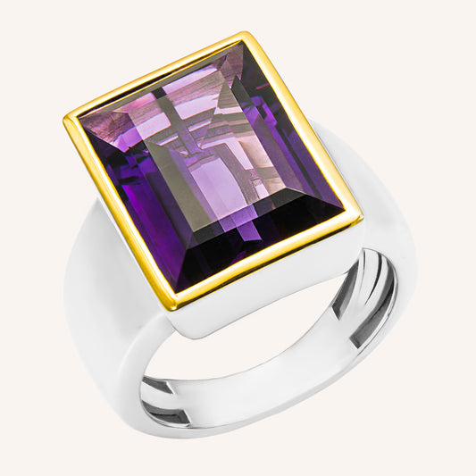 Amethyst-Ring mit vergoldeter Zargenfassung & rhodinierter Ringschiene. Der lilafarbige Stein ist im Baguette-Schliff.