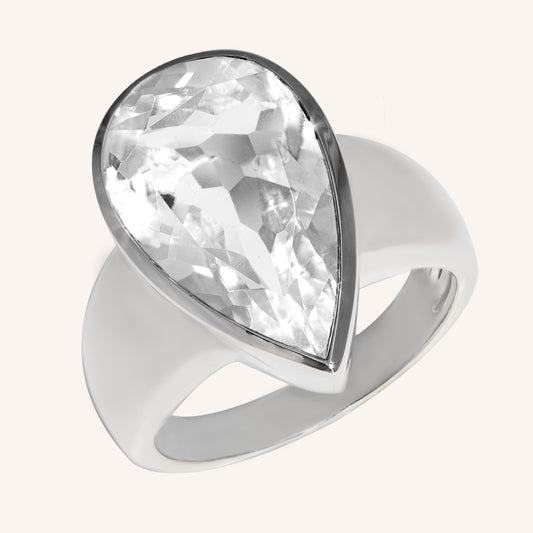 Bergkristall Ring aus rhodiniertem Silber 925. Der Edelstein ist in einer prachtvollen Tropfenform geschliffen. 