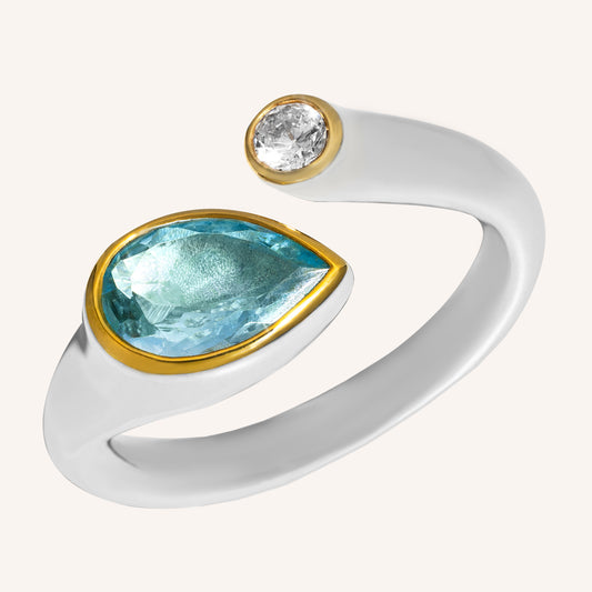 Ring mit Blautopas in Sky Blue und pinkem Zirkonia. Die Ringschiene vom Sterling Silber Ring ist vergoldet und der Ring ist rhodiniert