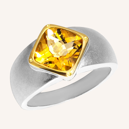Céleste Gem Citrin Ring mit vier gelben Lab Grown Diamanten. Der Ring ist aus Silber 925, vergoldet, mattiert und rhodiniert.