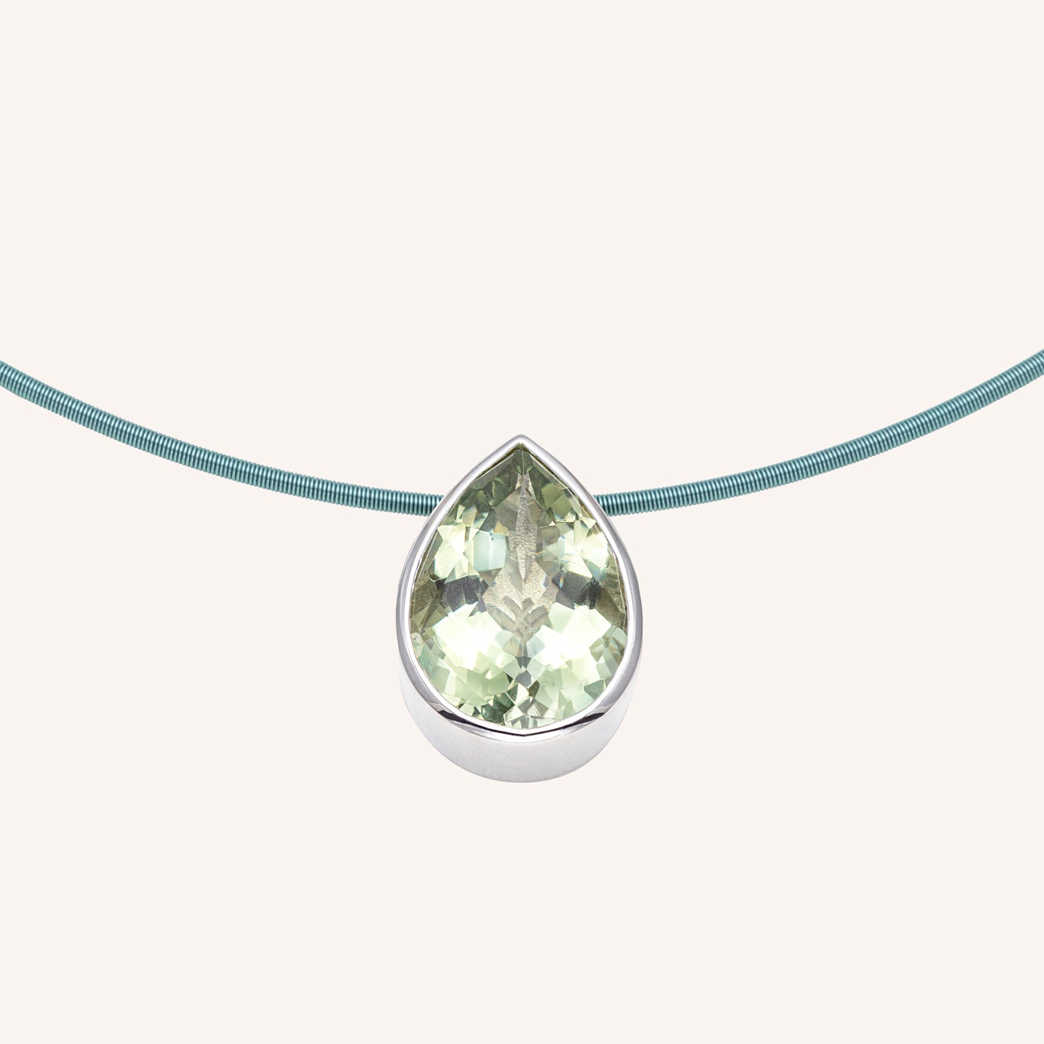 Ein funkelnder Green Amethyst Anhänger in Tropfenform aus Silber 925, rhodiniert. Er ist an einer grünen Wire-Kette befestigt