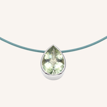 Ein funkelnder Green Amethyst Anhänger in Tropfenform aus Silber 925, rhodiniert. Er ist an einer grünen Wire-Kette befestigt