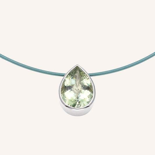Ein funkelnder Green Amethyst Anhänger in Tropfenform aus Silber 925, rhodiniert. Er ist an einer grünen Wire-Kette befestigt