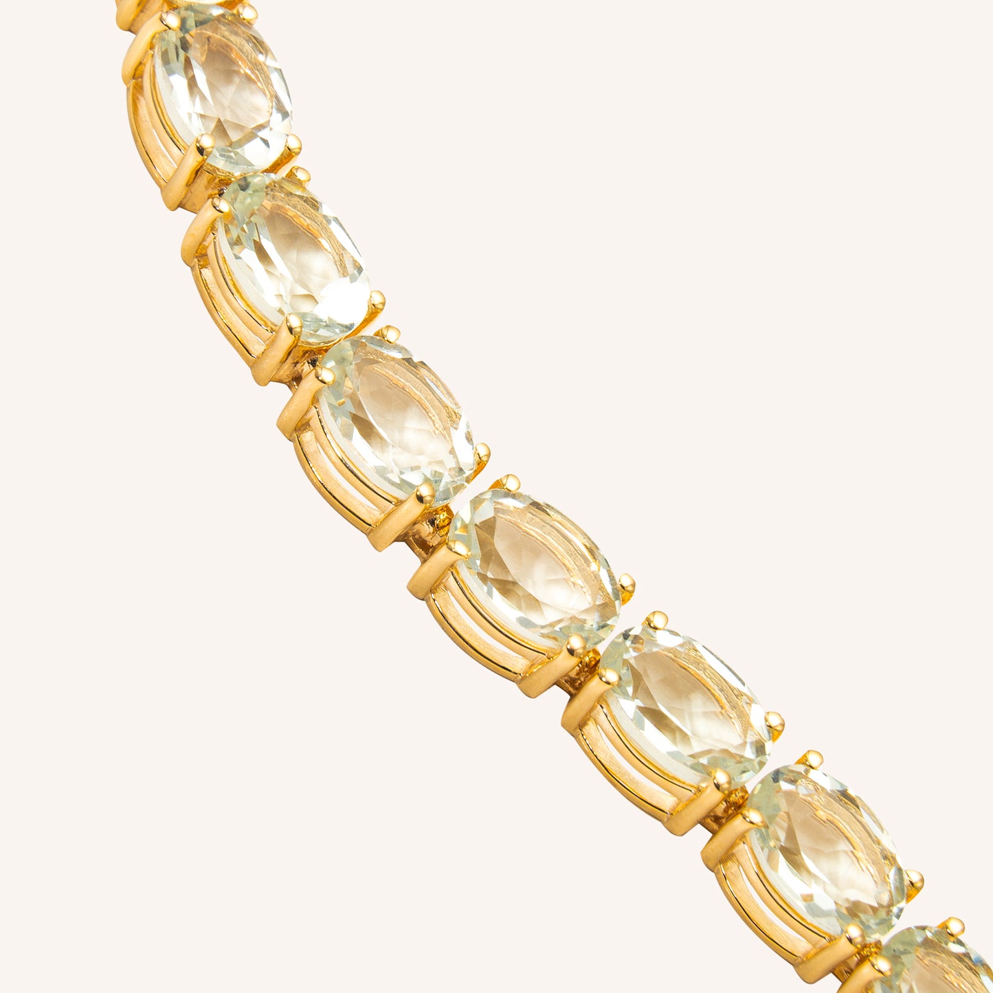 Green Amethyst Edelsteine elegant in eine Krappenfassung gearbeitet. 