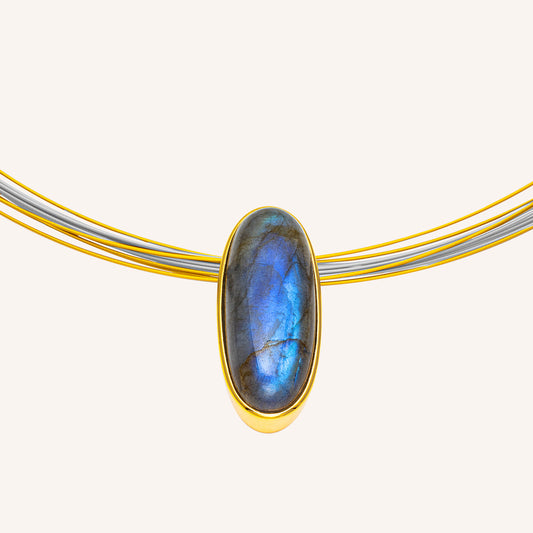 Schimmernder Labradorit Anhänger aus vergoldetem Silber 925. Mit prachtvoller Wire-Kette in vergoldet und rhodiniert.