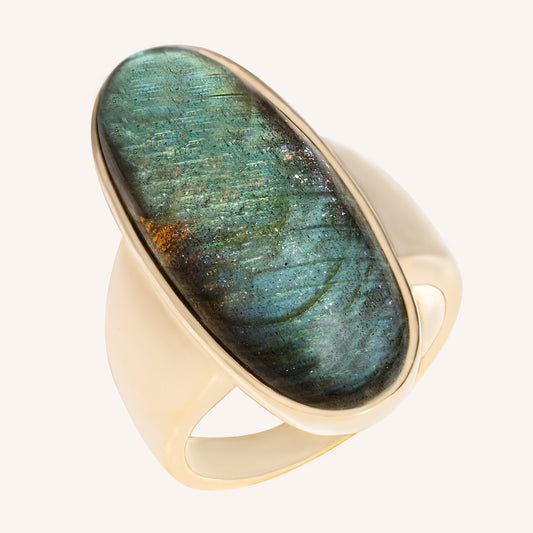 Vergoldeter Silber-Ring mit schimmerndem großen Labradorit. 