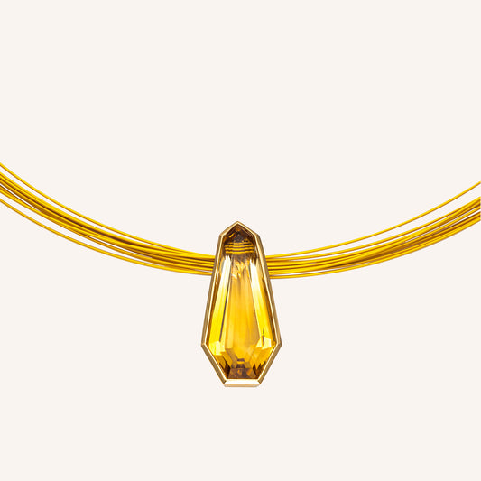Der Champagner Quarz im Fancy Heptagon-Schliff ist in vergoldetes Silber 925 gefasst. Kombiniert mit vergoldeter Wire-Kette.
