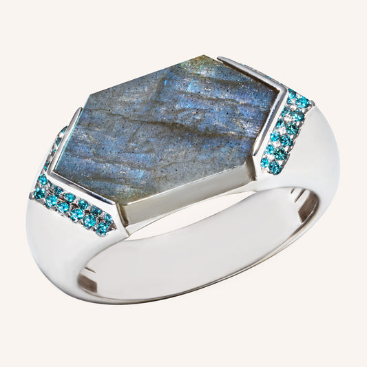 Silberner Labradorit Ring halb umrandet mit blauen Lab Grown Diamanten