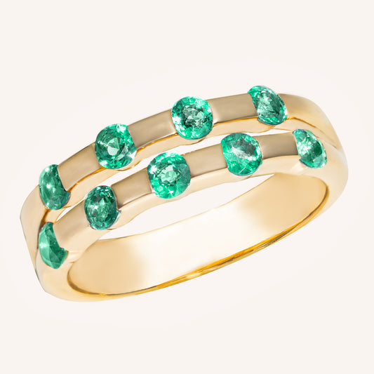 Ring mit 9 Smaragden, aufgeteilt auf zwei Ringschienen. Sie sind in eine Zargenfassung am vergoldeten Silberring befestigt.