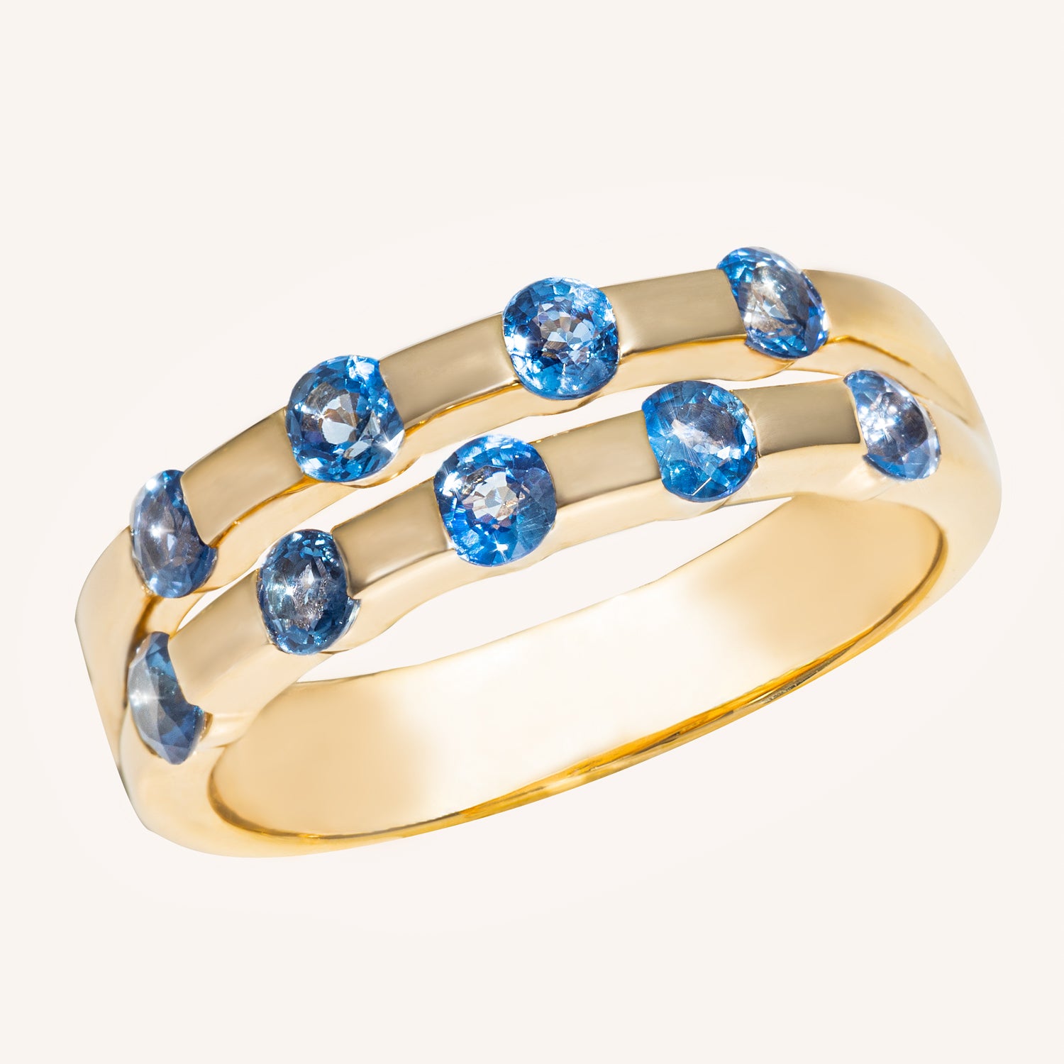 Die 9 tiefblauen Kanchanaburi Saphire sind auf zwei Ringschienen aufgeteilt. Der Ring ist aus Silber 925 und vergoldet.