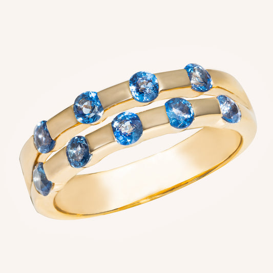 Die 9 tiefblauen Kanchanaburi Saphire sind auf zwei Ringschienen aufgeteilt. Der Ring ist aus Silber 925 und vergoldet.
