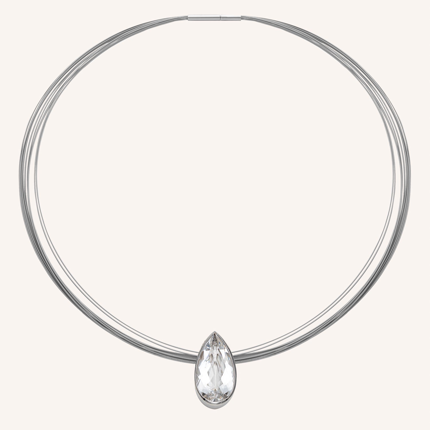 Eine funkelnde Wire-Kette mit Bergkristall im Tropfenschliff, gefasst in rhodiniertem Sterling Silber 925.