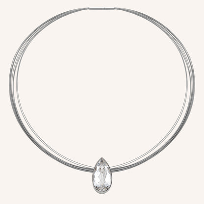 Eine funkelnde Wire-Kette mit Bergkristall im Tropfenschliff, gefasst in rhodiniertem Sterling Silber 925.