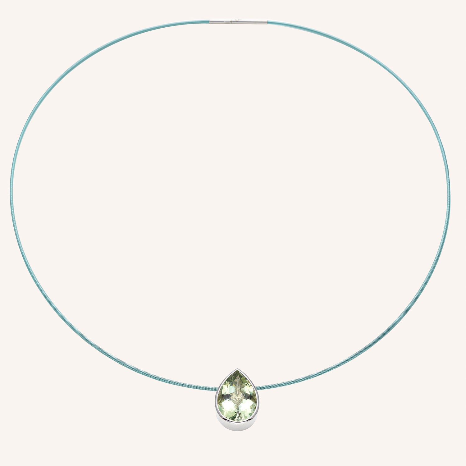 Der Green Amethyst Anhänger ist an einer grünen Wire-Kette befestigt. Der Anhänger ist aus rhodiniertem Silber 925.