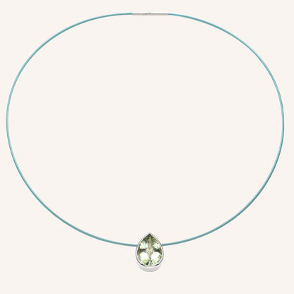 Der Green Amethyst Anhänger ist an einer grünen Wire-Kette befestigt. Der Anhänger ist aus rhodiniertem Silber 925.