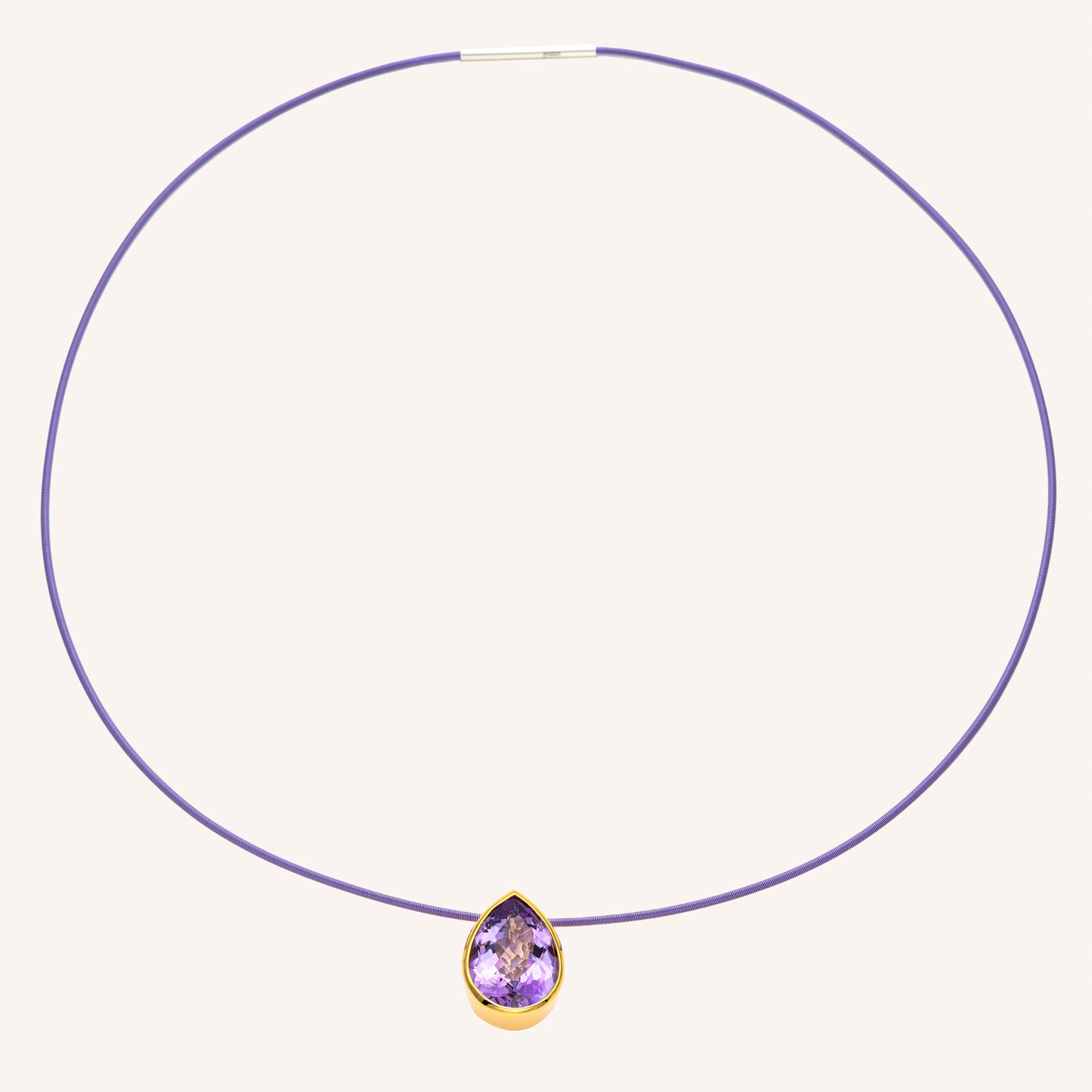 Eine elastische Omega Wire-Kette in lila mit einem funkelndem Pink Amethyst. Der Anhänger ist aus vergoldetem Silber 925. 