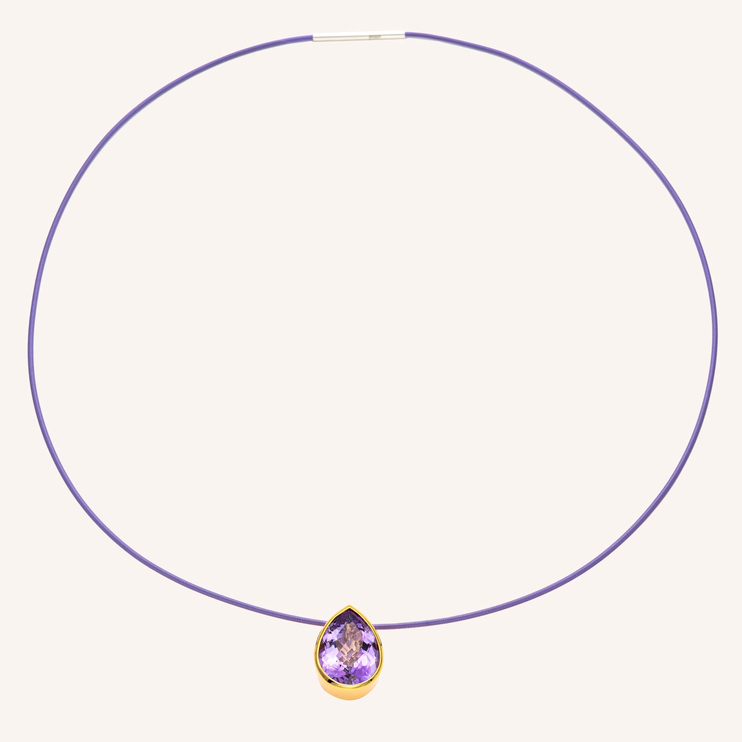 Eine elastische Omega Wire-Kette in lila mit einem funkelndem Pink Amethyst. Der Anhänger ist aus vergoldetem Silber 925. 