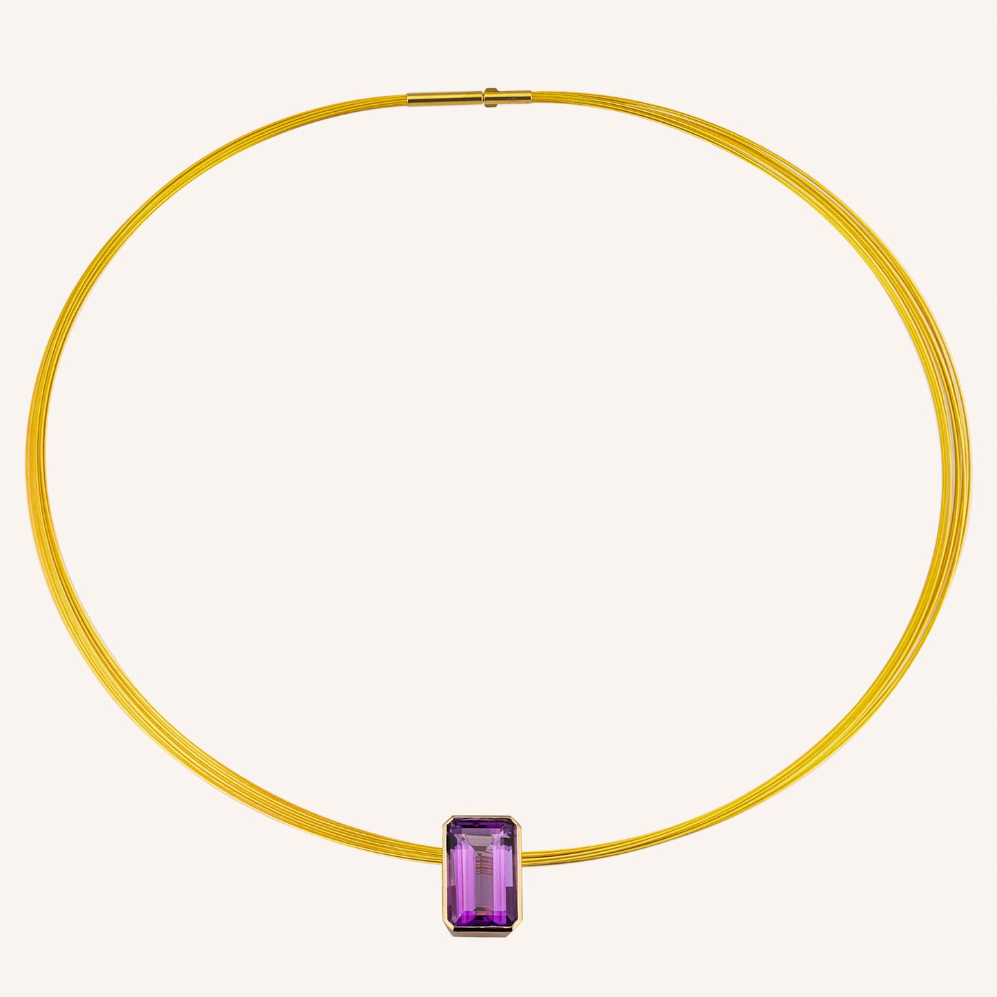 Vergoldete Wire-Kette mit leuchtendem Amethyst in einer Zargenfassung. 