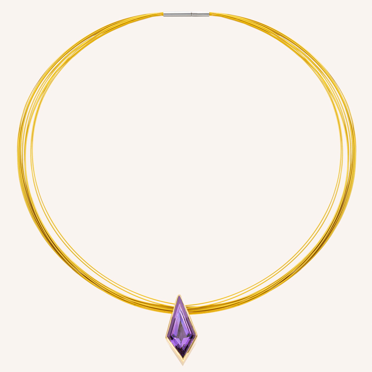 Wire-Kette mit 12 Strängen aus vergoldetem Edelstahl und mit einem funkelnden Amethyst-Anhänger aus vergoldetem Silber 925.