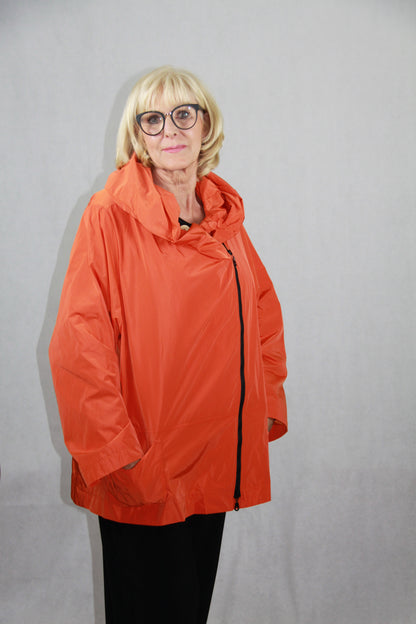Hopsack Jacke in Orange mit Kapuzenkragen und Seitentaschen.