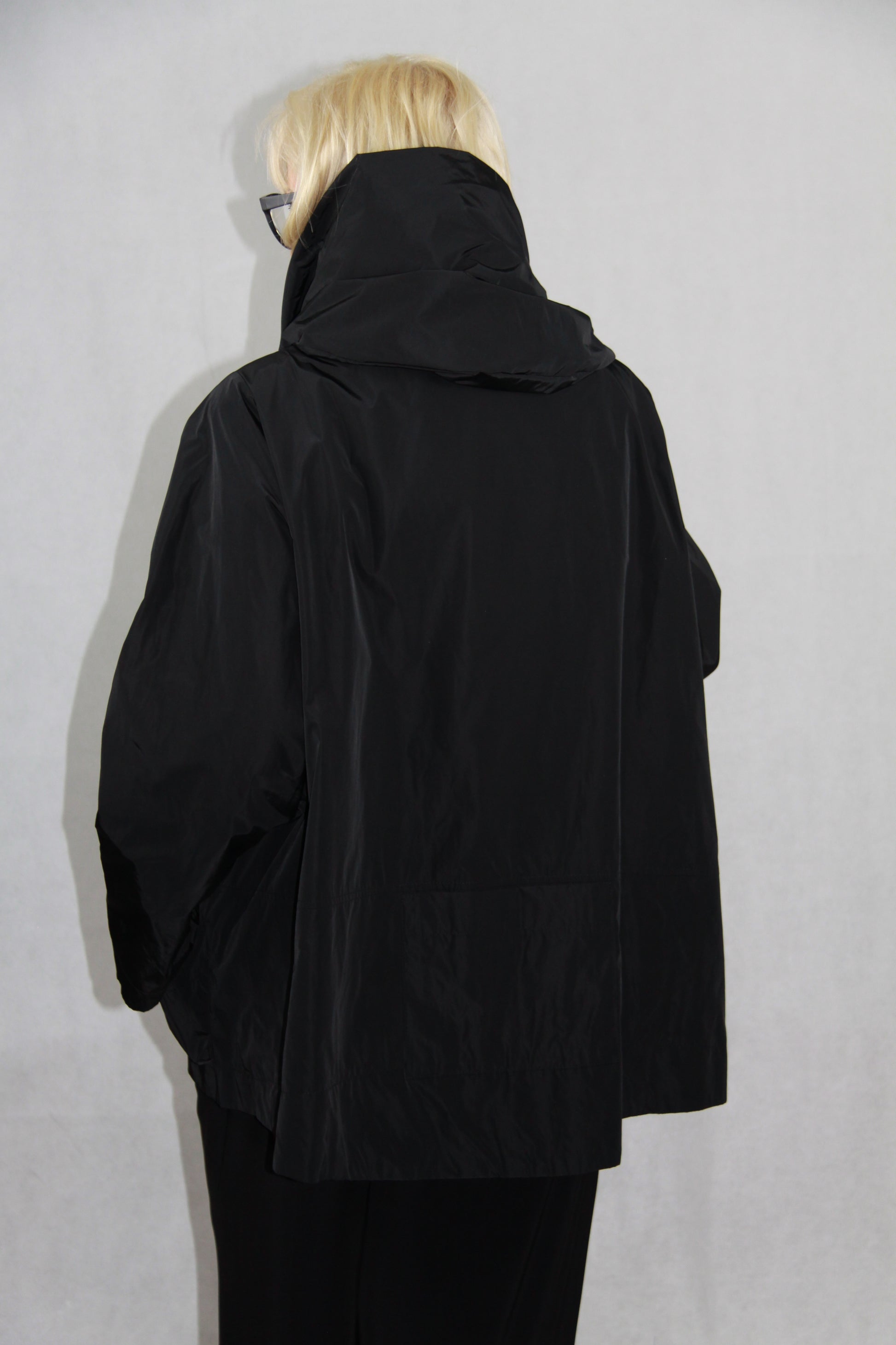 Boutique Jacke mit Kapuzenkrage und Rückentasche von Hopsack