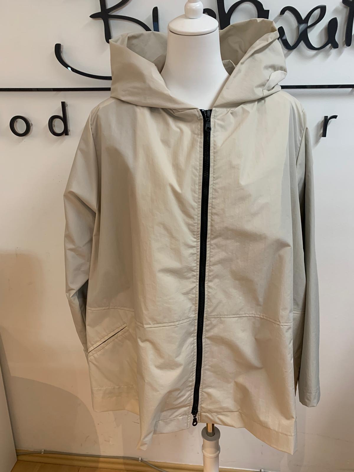Boutique Mode Jacke aus recyceltem Nylon, wasserabweisend und mit 2-Wege-Reißverschluss